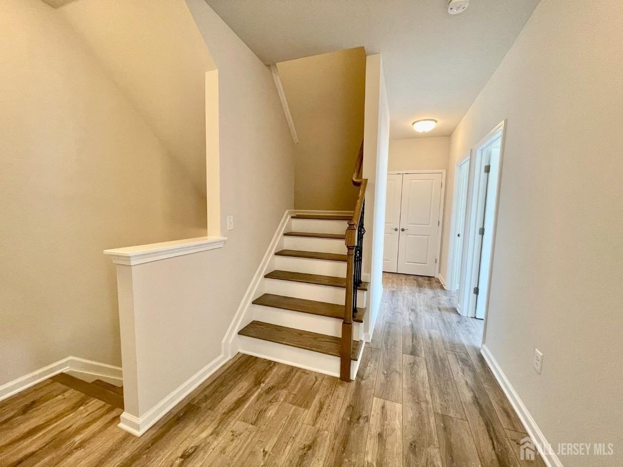 905 Greenland Sq - Photo 6 of 21