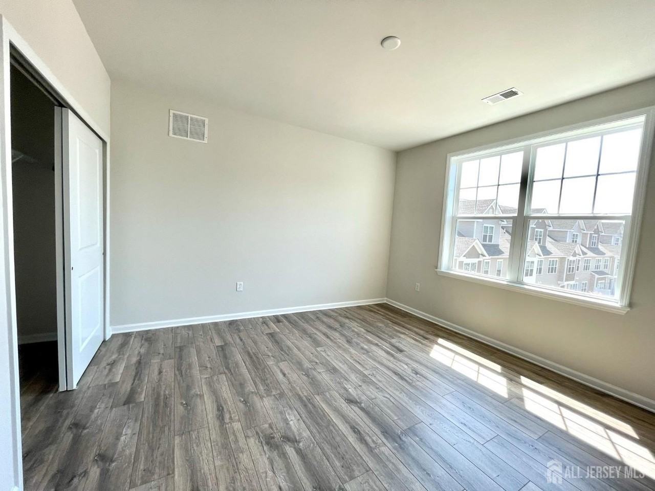 905 Greenland Sq - Photo 7 of 21