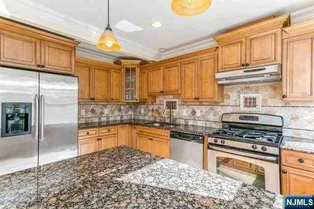 11 Blanche Ave 2nd Fl - Photo 4 of 21