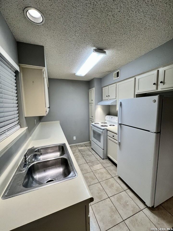 1514 Vista Norte - Photo 4 of 17