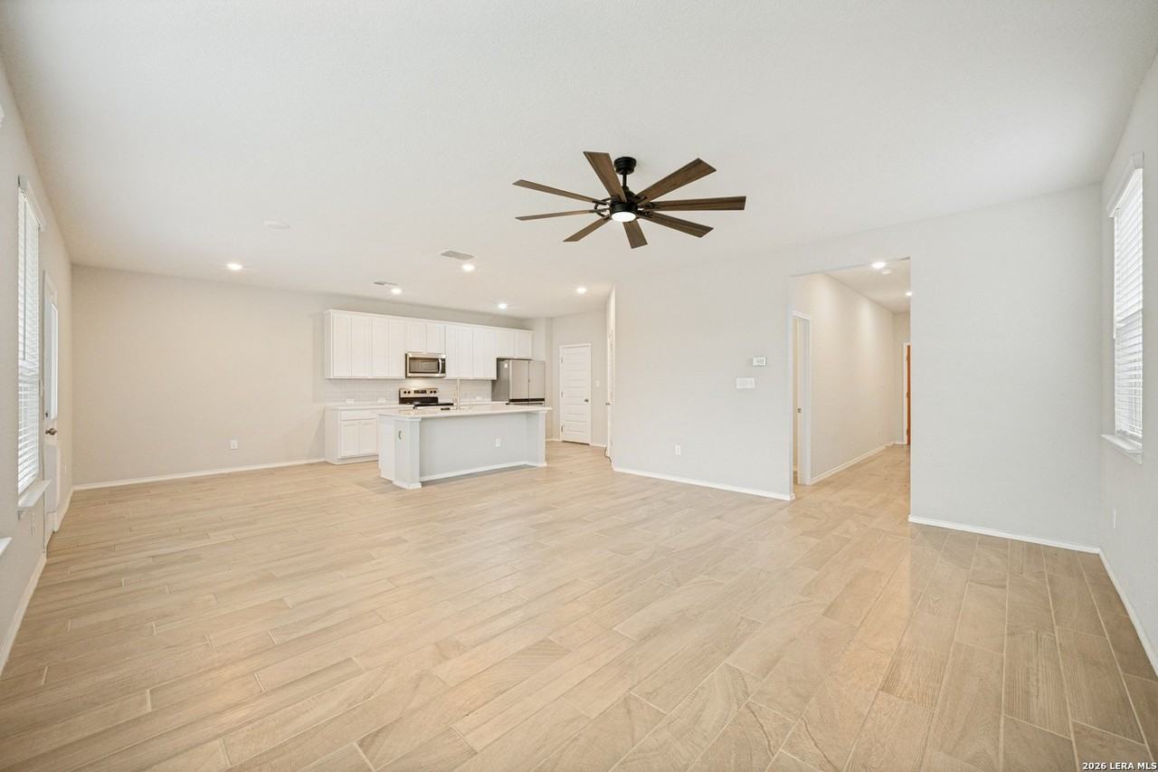 11038 Airmen Dr - Photo 3 of 25