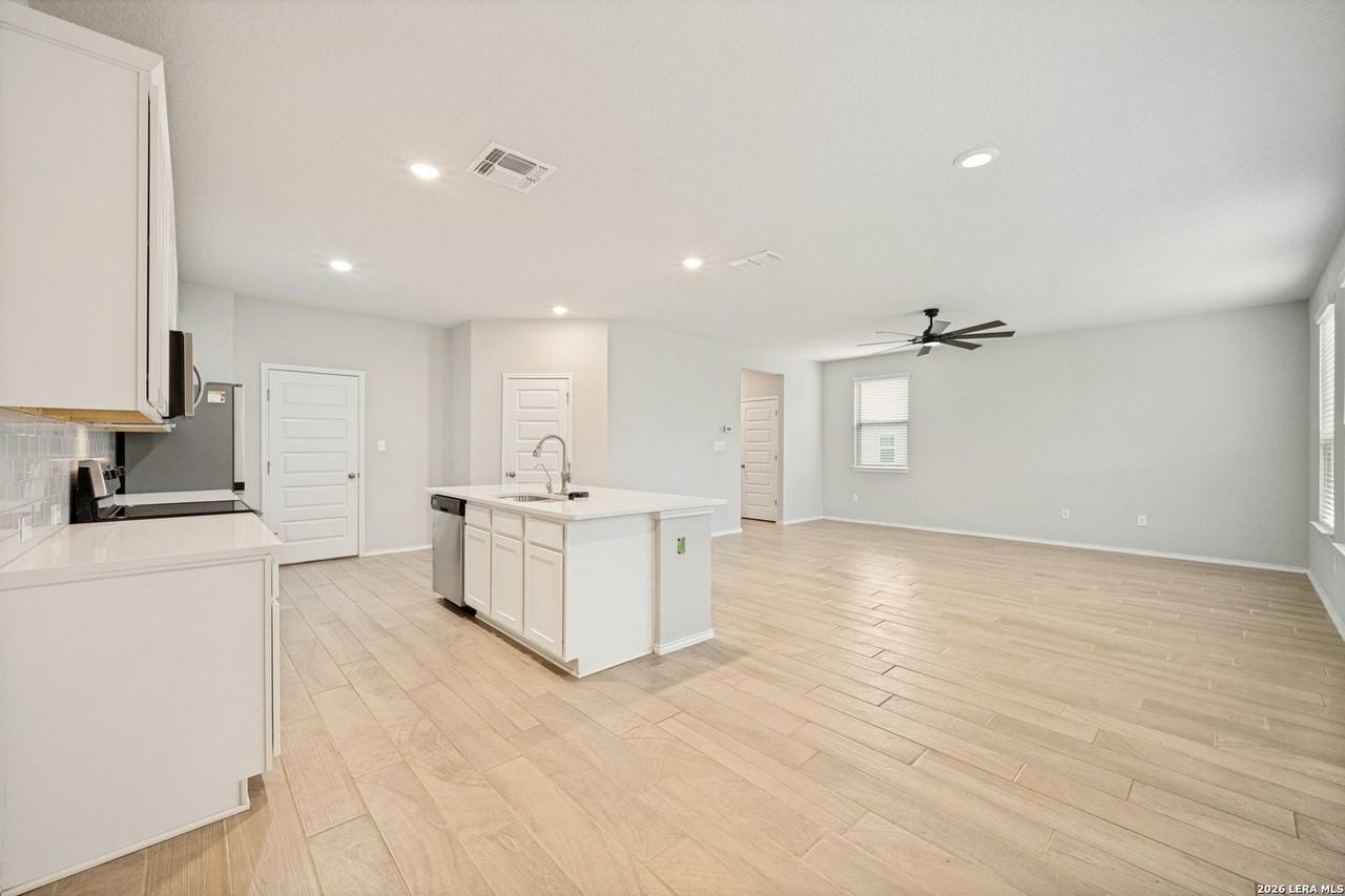 11038 Airmen Dr - Photo 5 of 25