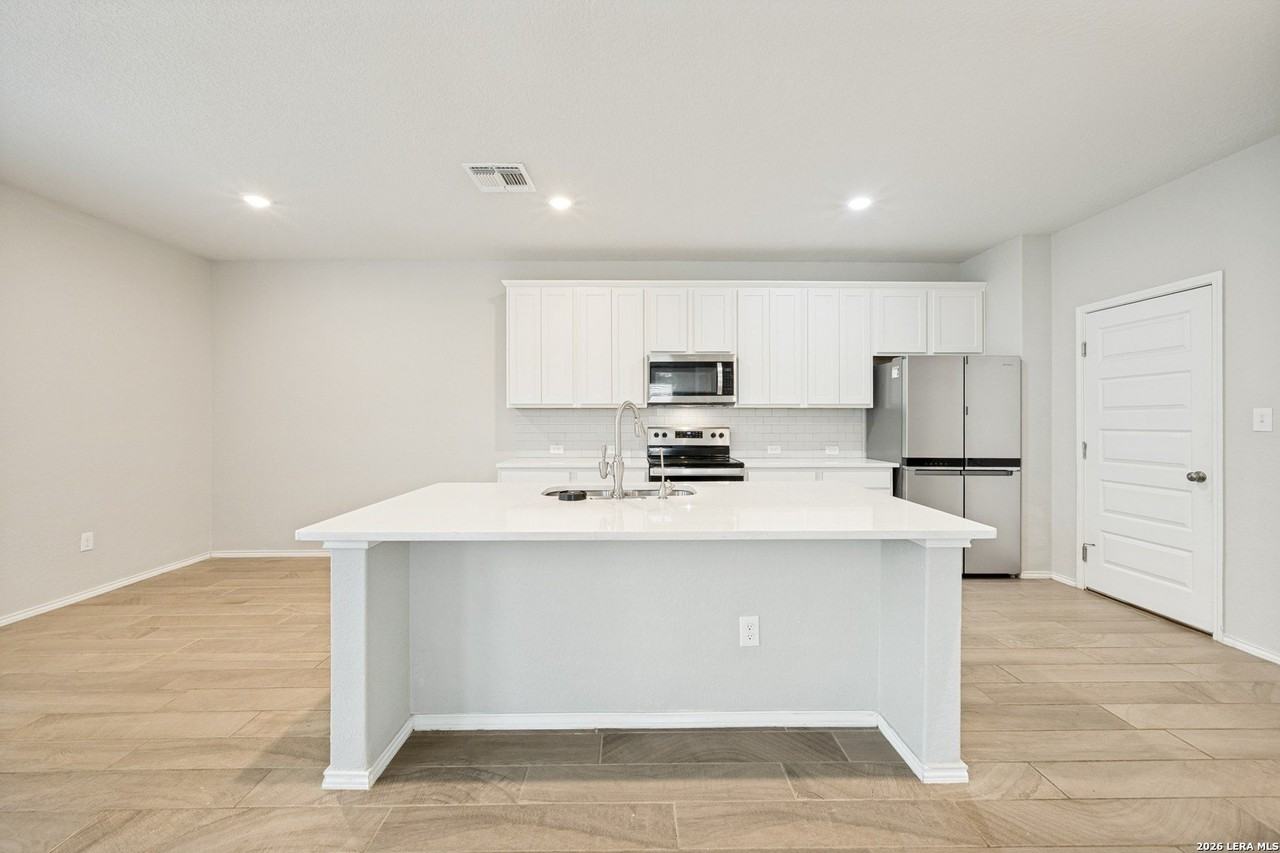 11038 Airmen Dr - Photo 6 of 25