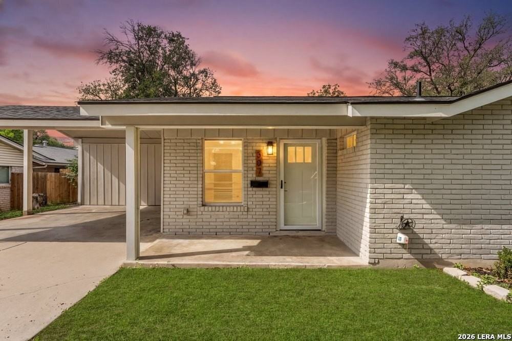 307 Dawnridge Dr - Photo 3 of 35