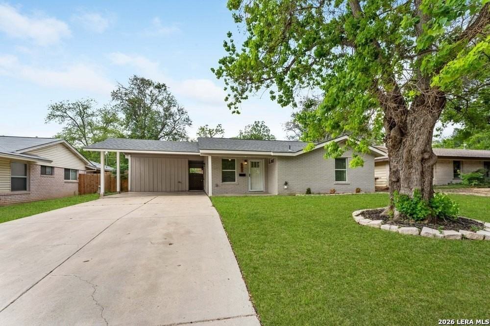 307 Dawnridge Dr - Photo 5 of 35