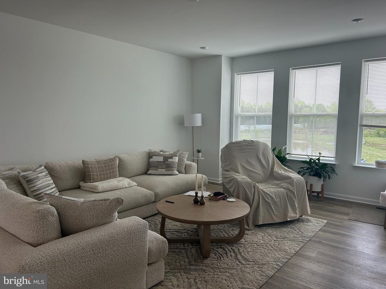 355 Andrew Ct - Photo 2 of 10