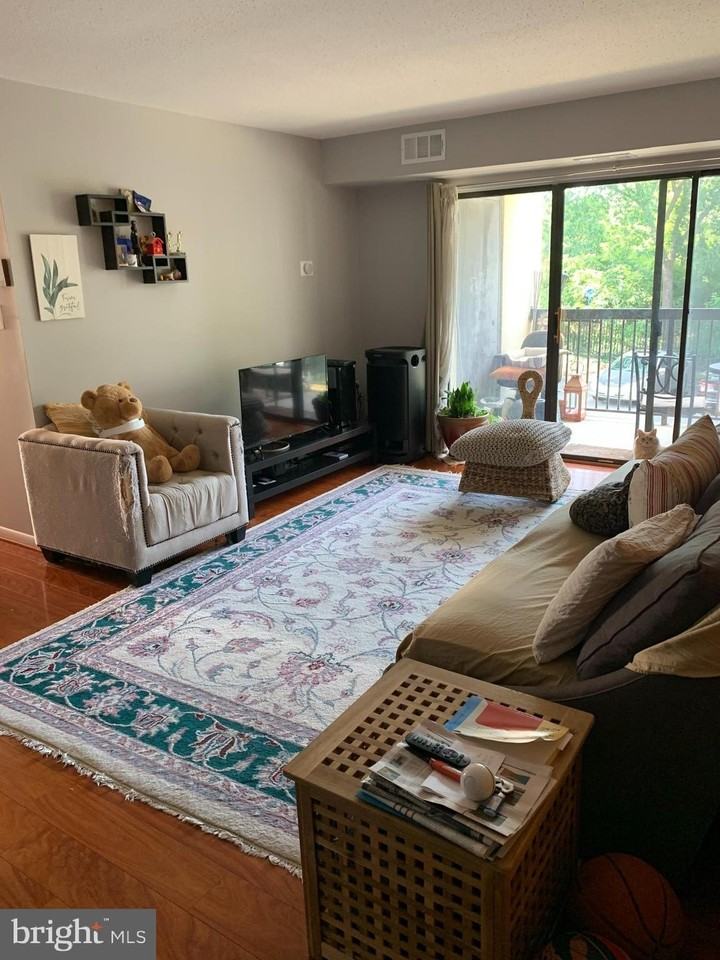 615 Center St - Photo 5 of 14