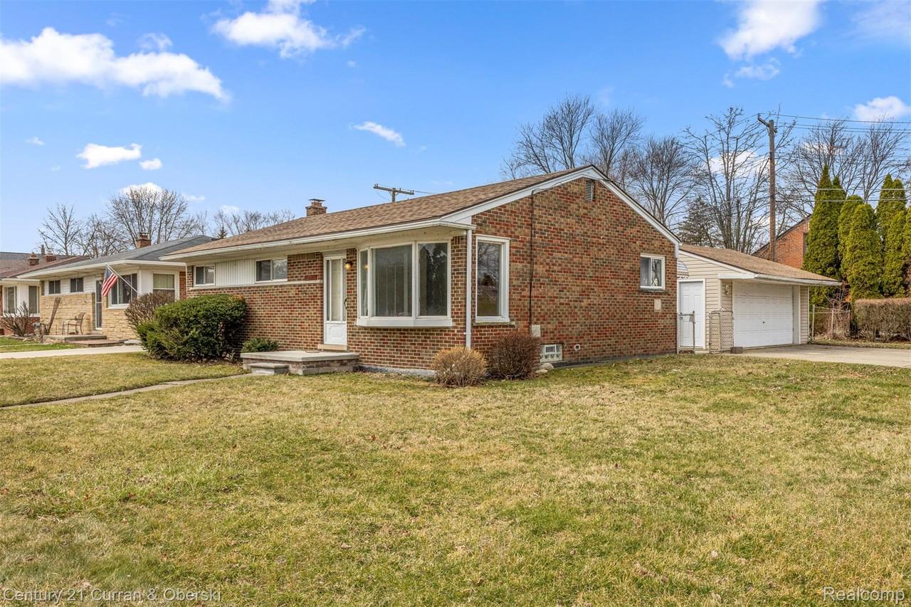 32819 Jefferson Ave - Photo 2 of 25