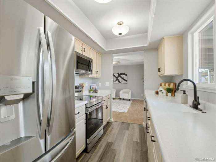 567 S Flower St - Photo 6 of 18