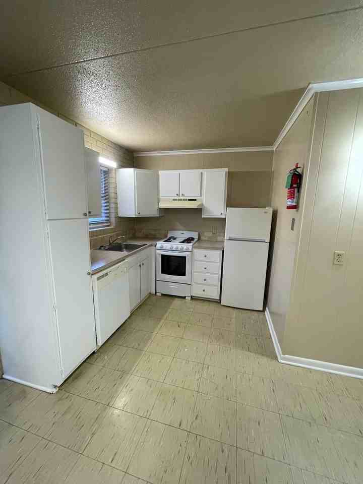 700 Gilman St - Photo 3 of 8
