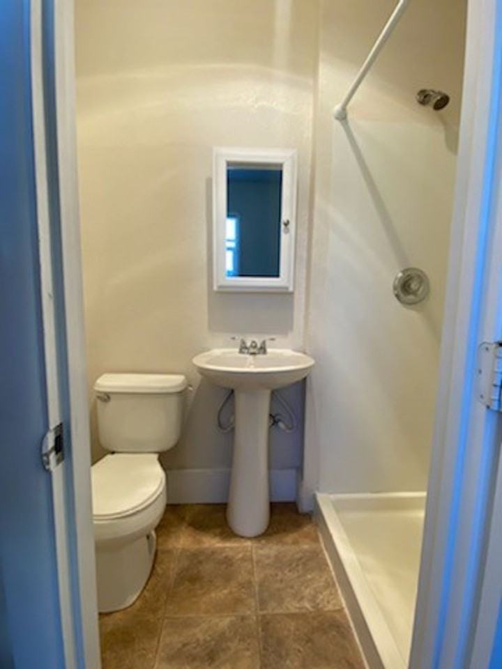 211 N Delaware St - Photo 4 of 34