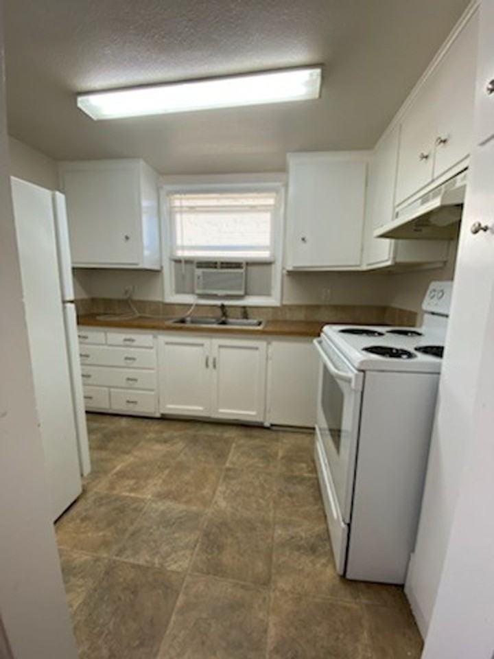 211 N Delaware St - Photo 5 of 34