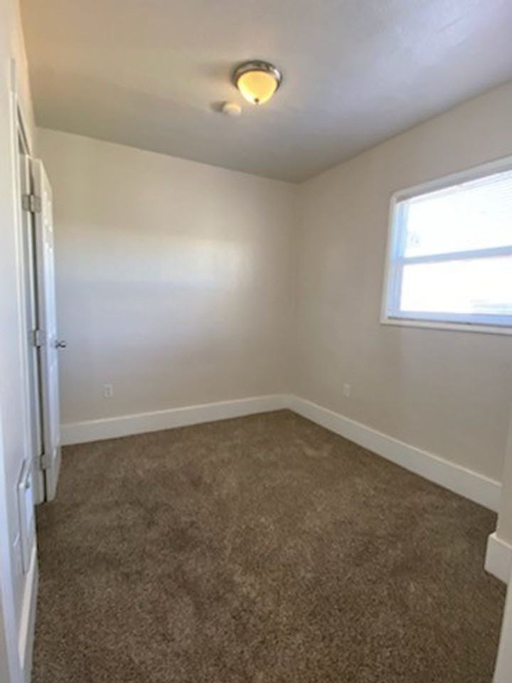 211 N Delaware St - Photo 7 of 34