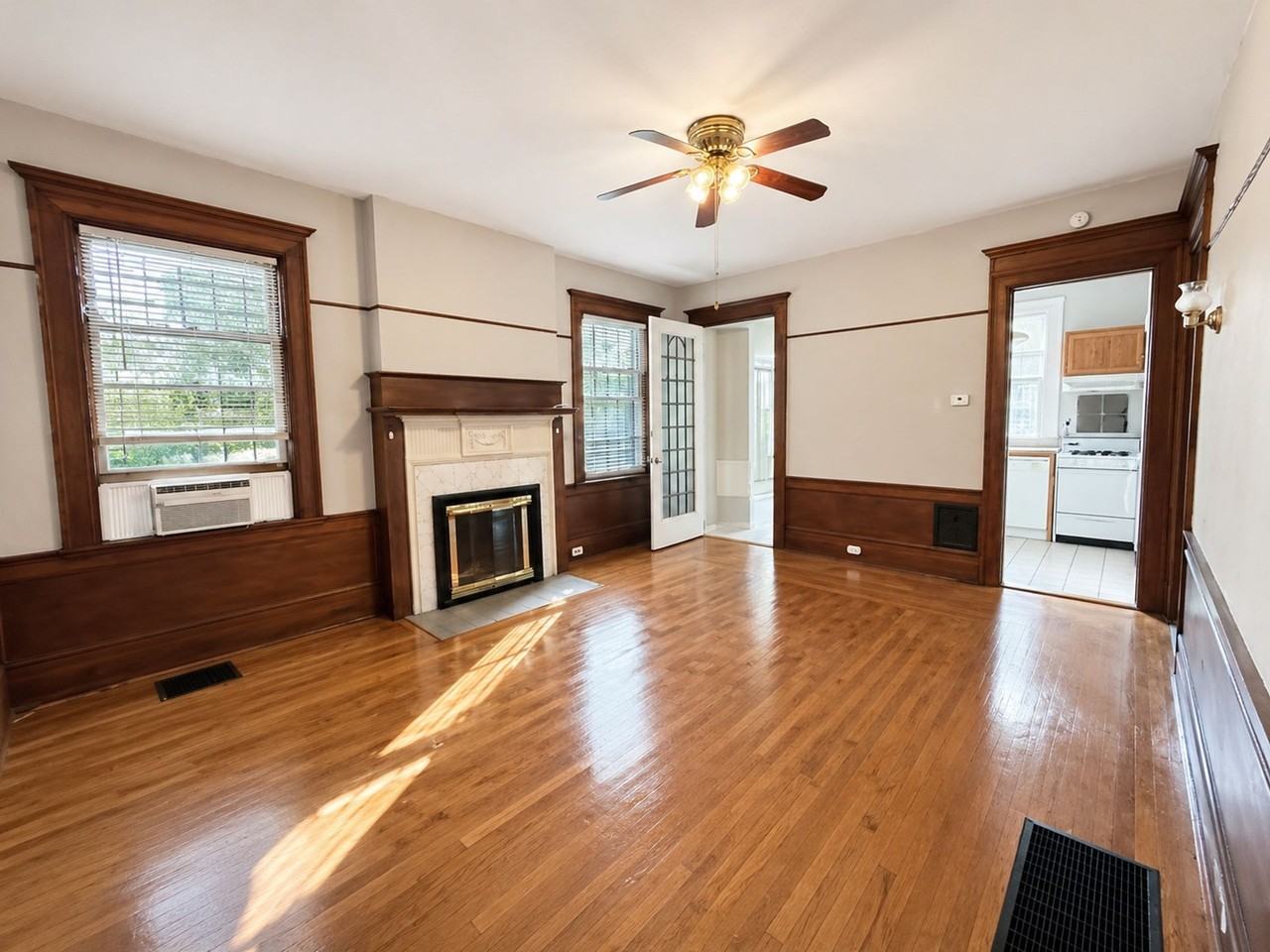 *** Amazing Shadyside Location * Beautiful Apartment Available Now * Walk to Ellsworth & Walnut St. * Renovated *** - Photo 2 of 7