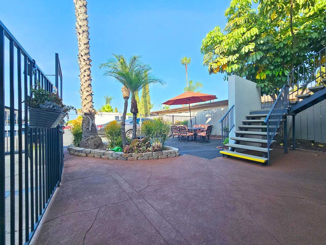 Welcome to La Mesa Palms - Photo 4 of 50