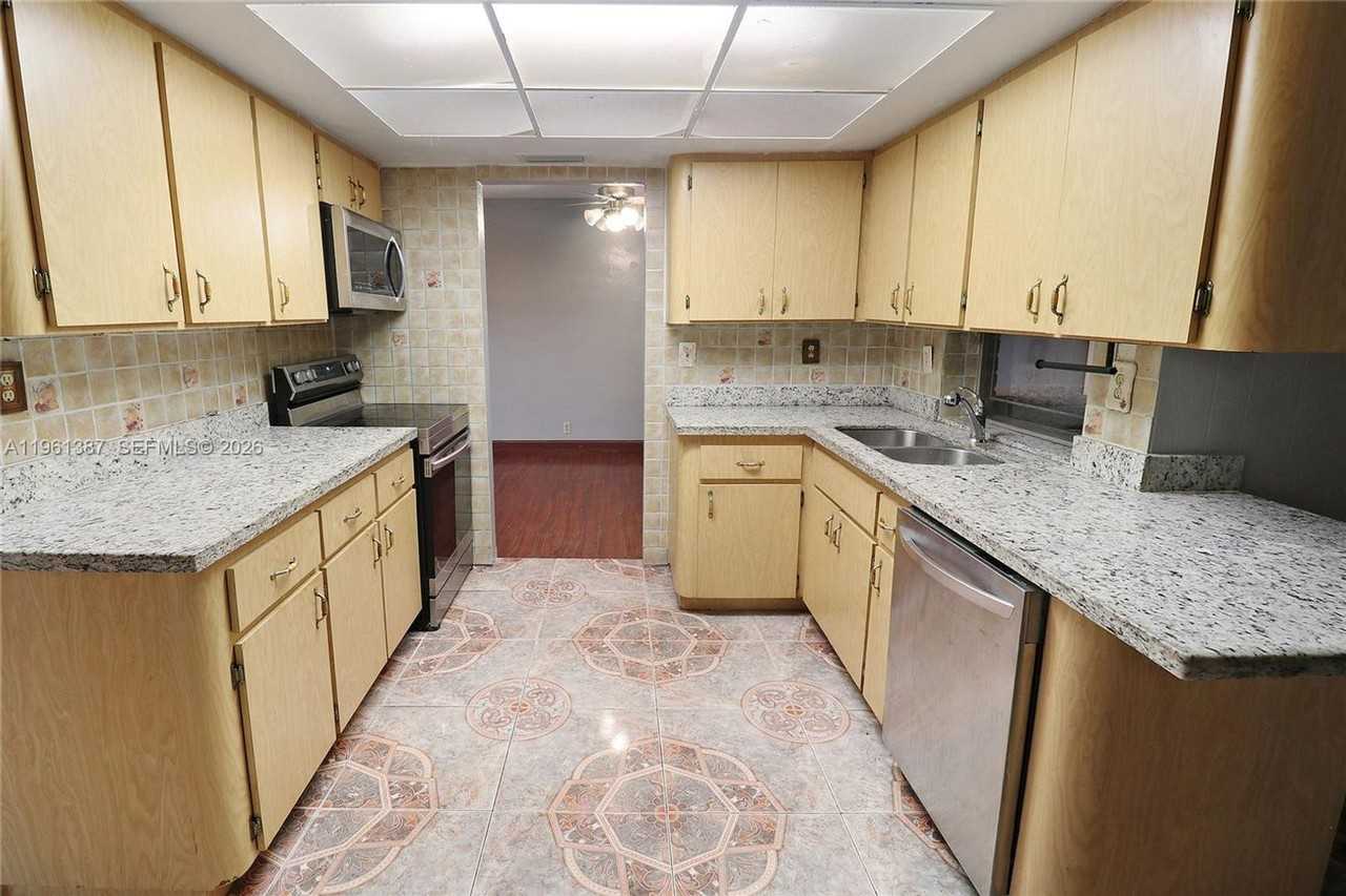 3241 Nw 40th St - Photo 4 of 22