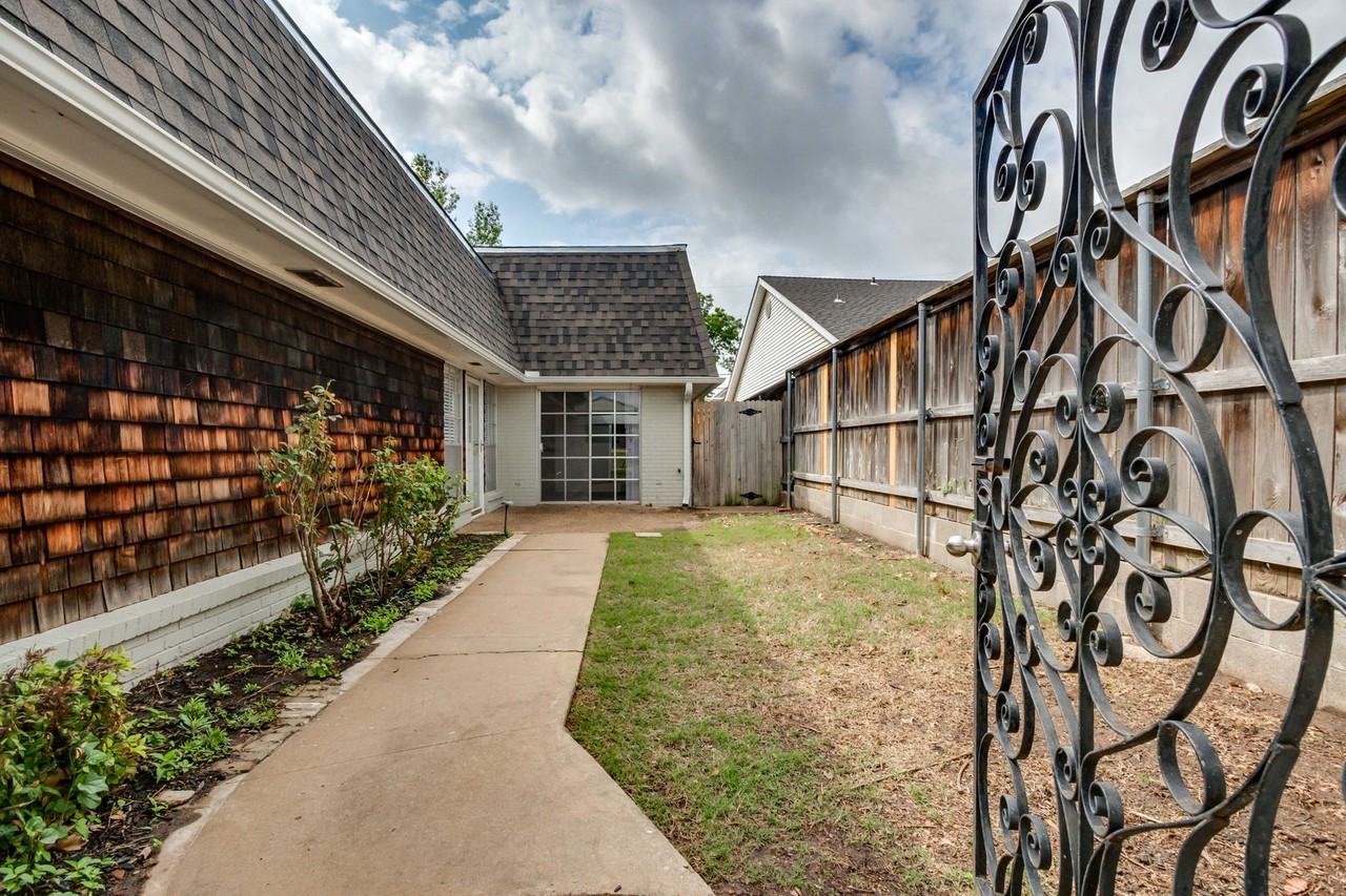 2518 Nw 62nd St - Photo 3 of 46