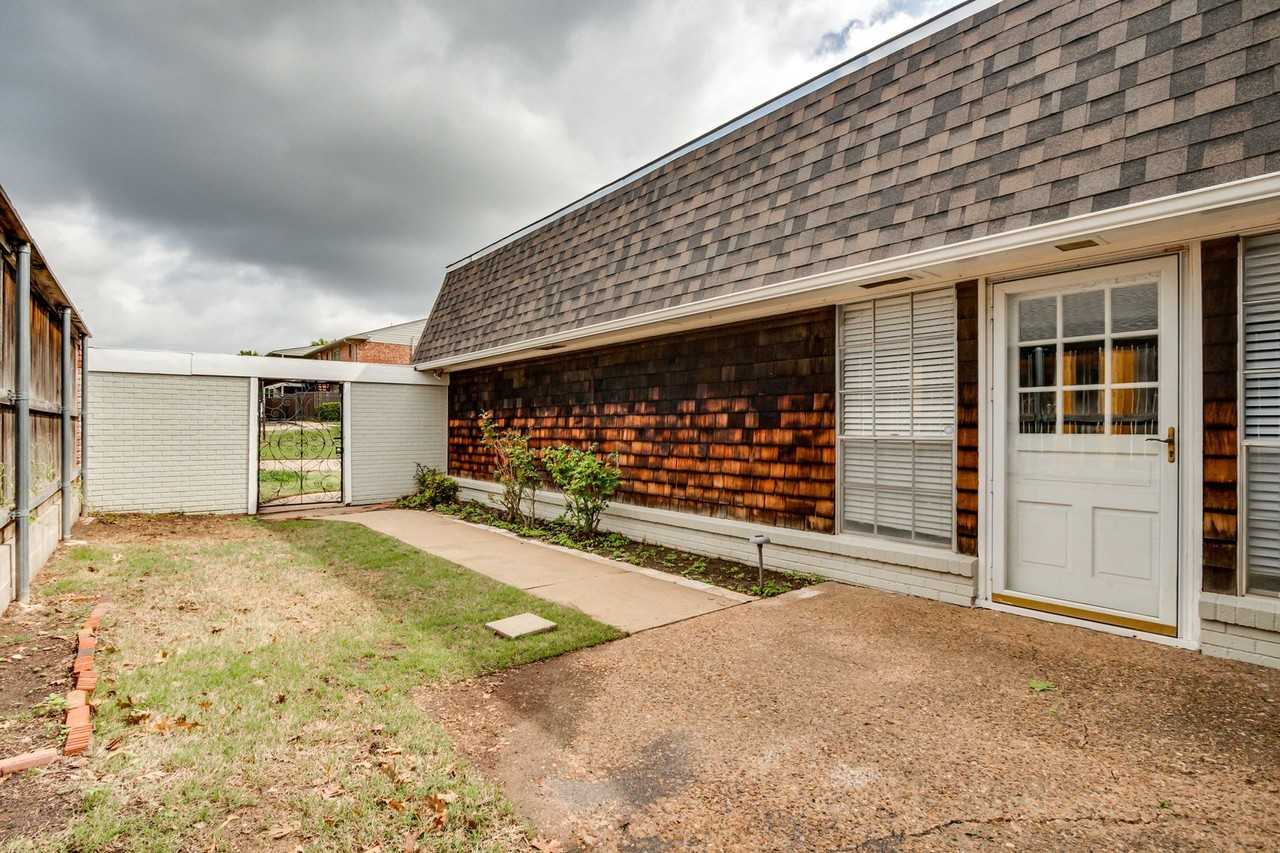 2518 Nw 62nd St - Photo 4 of 46