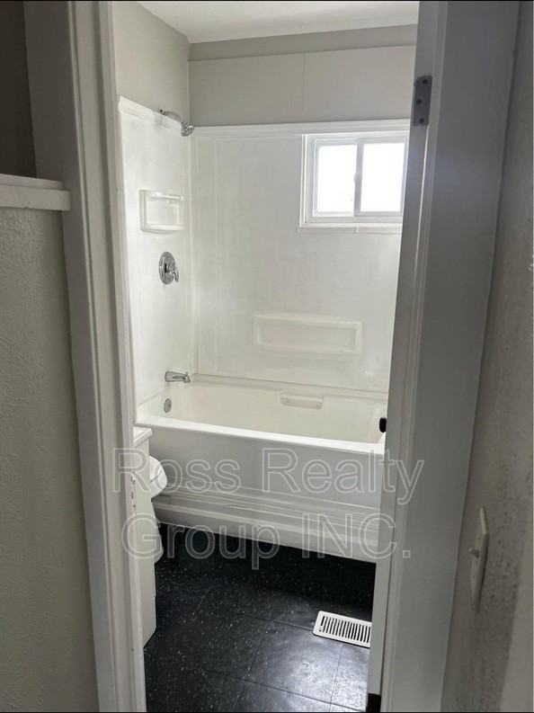 711 Woodstock Ave - Photo 4 of 8