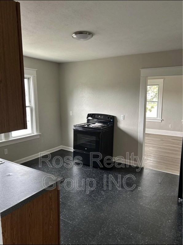 711 Woodstock Ave - Photo 5 of 8