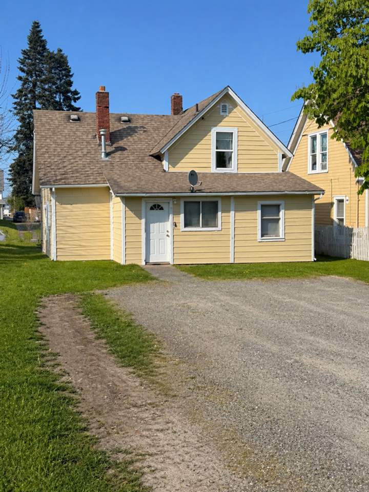 412 Lakeway Dr - Photo 2 of 16