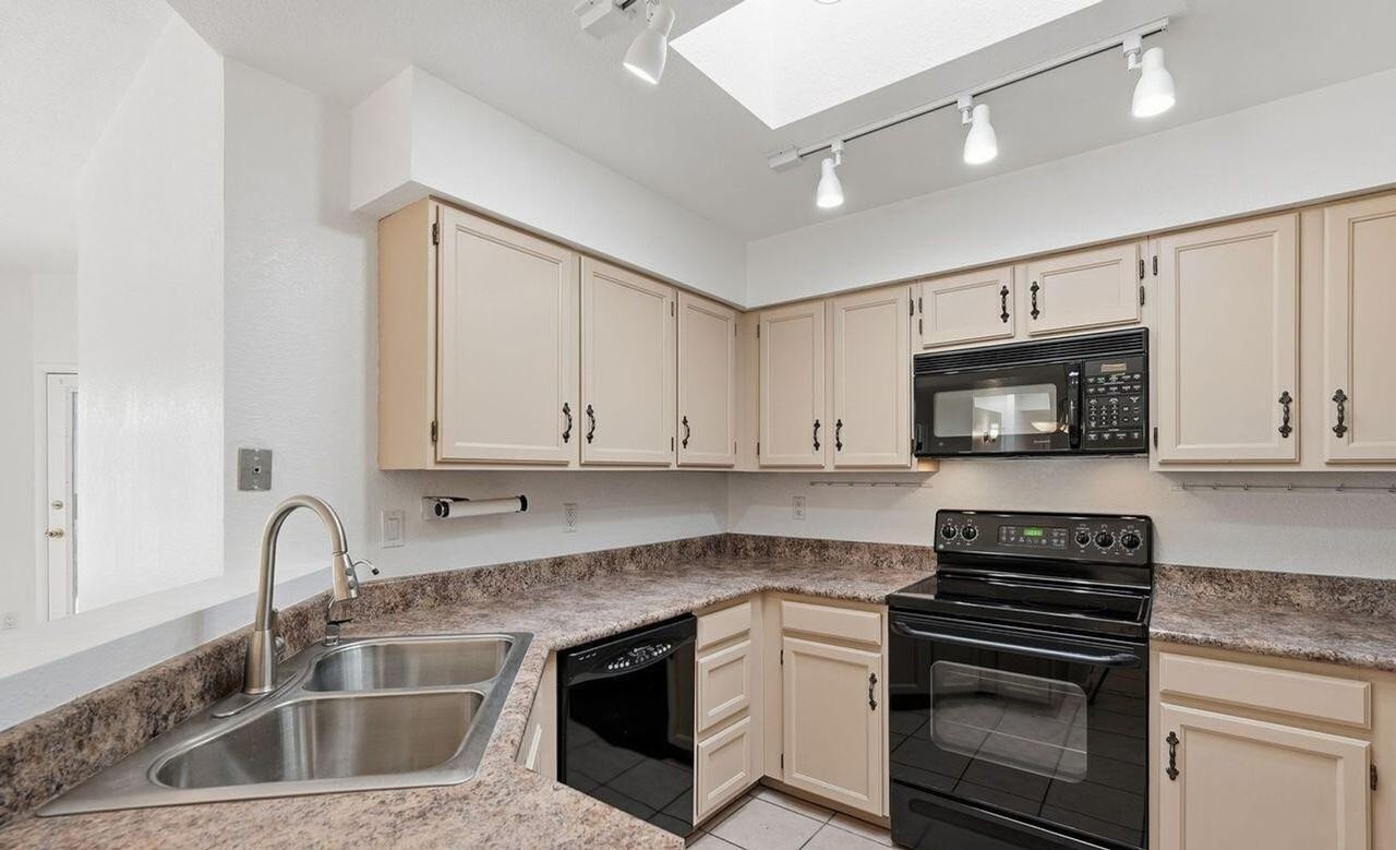 5565 N Sapphire Dr - Photo 3 of 12