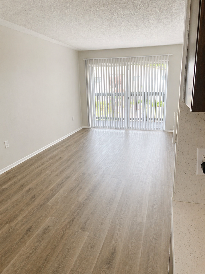 1695 Lee Rd - Photo 4 of 21