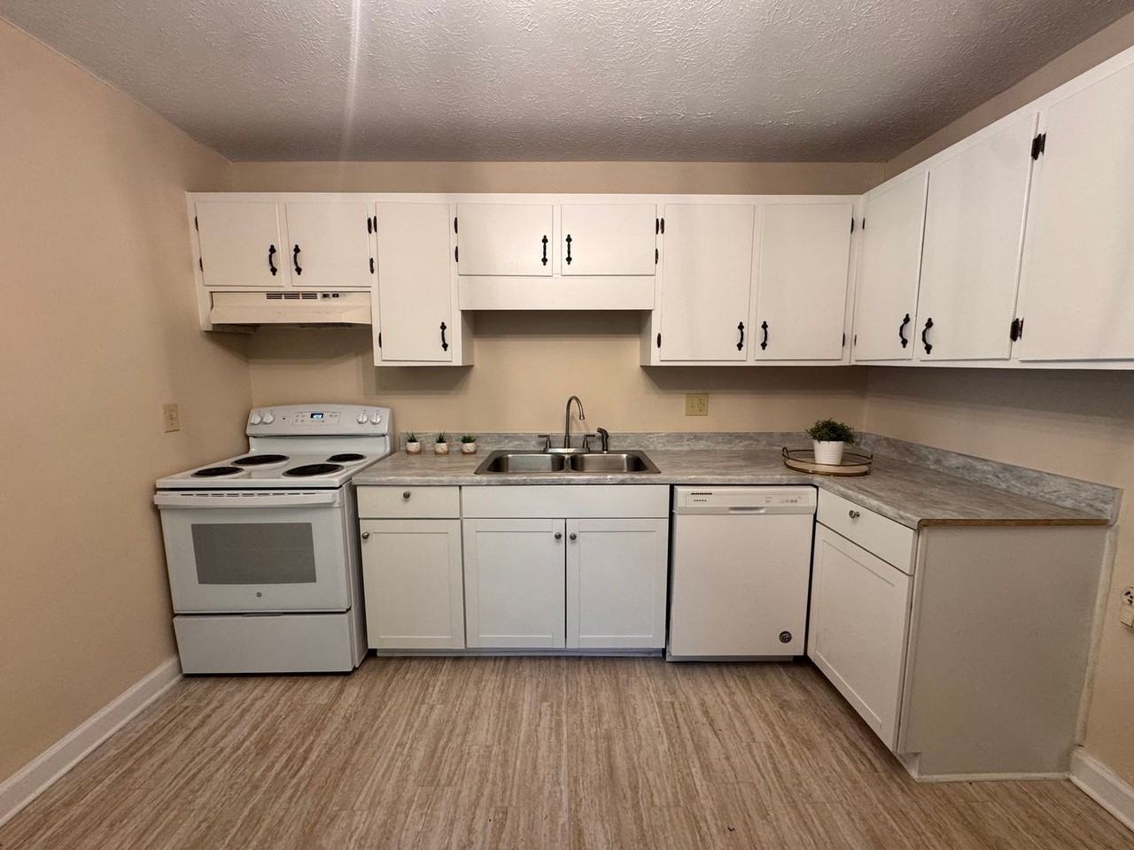 150 Essex Ct - Photo 3 of 9