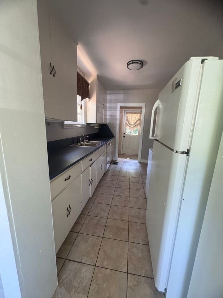 2053 Gorgas St - Photo 3 of 12