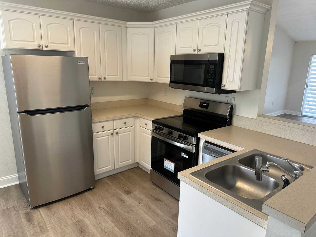 8824 Coral Palms Ct #B - Photo 6 of 33