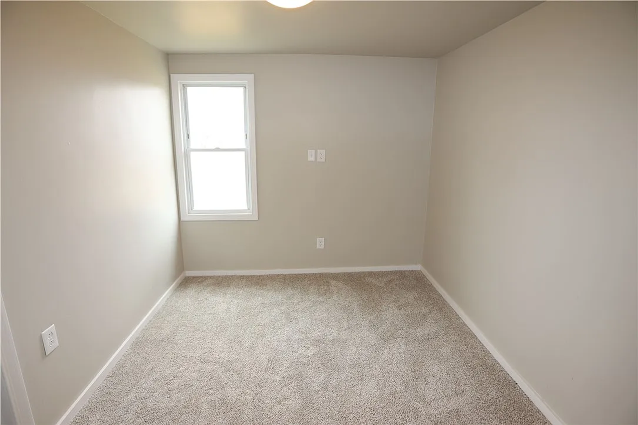 305 Chestnut St - Photo 4 of 20