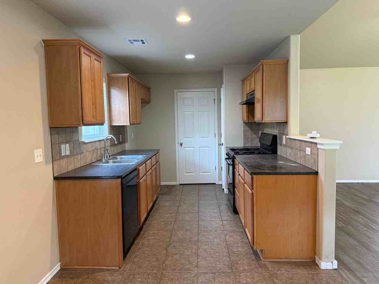 10716 N 147th East Ave - Photo 5 of 28