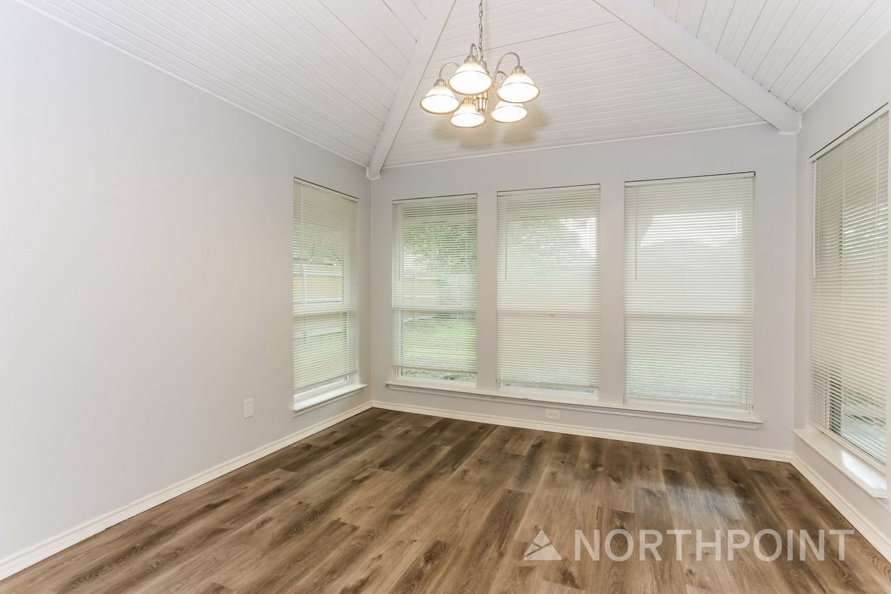 422 Ash Ln - Photo 4 of 16