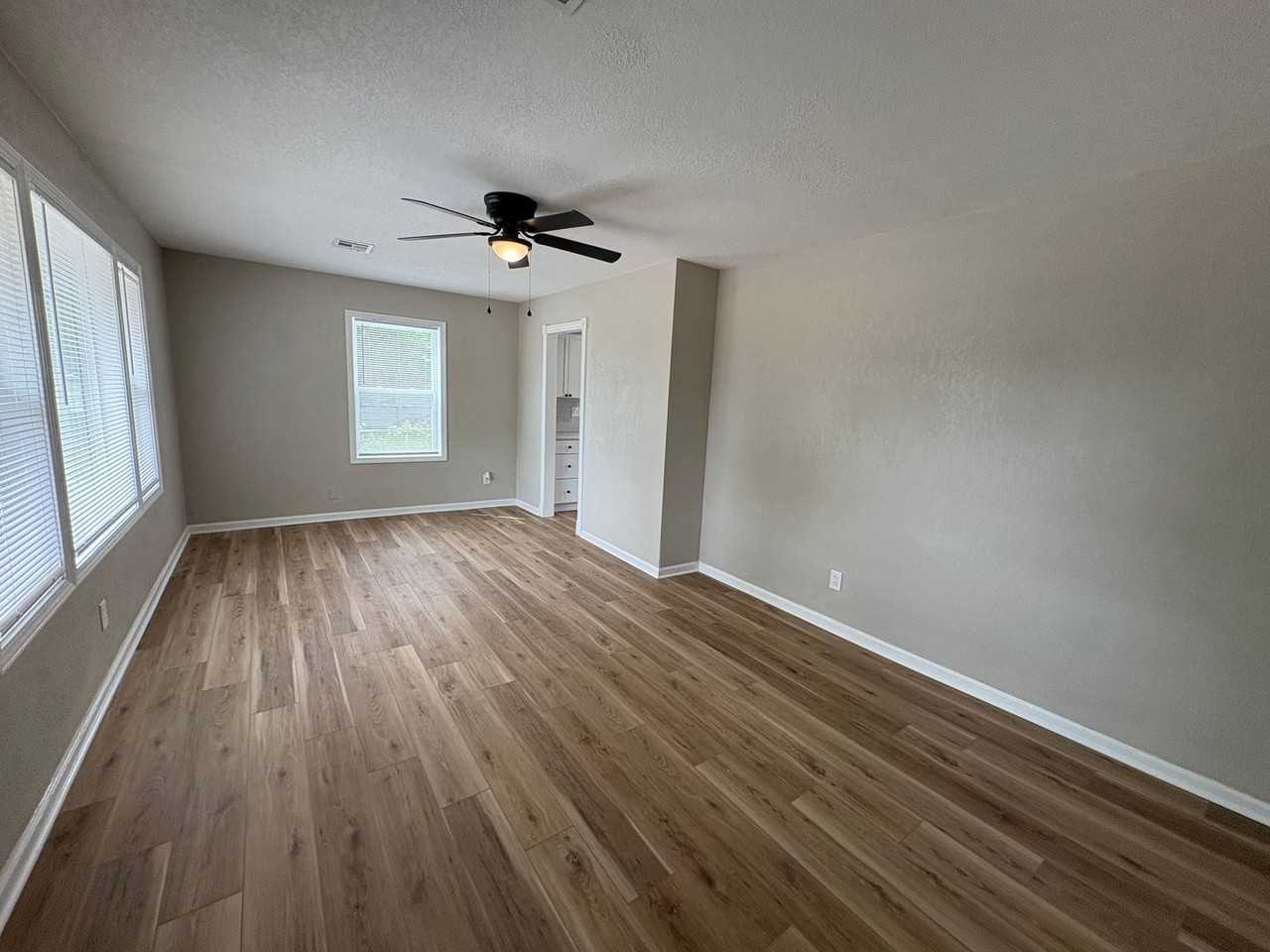 618 W 51st St S - Photo 2 of 17