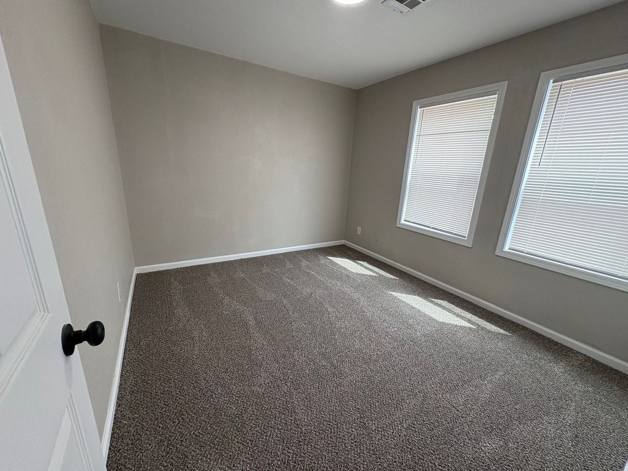 618 W 51st St S - Photo 3 of 17