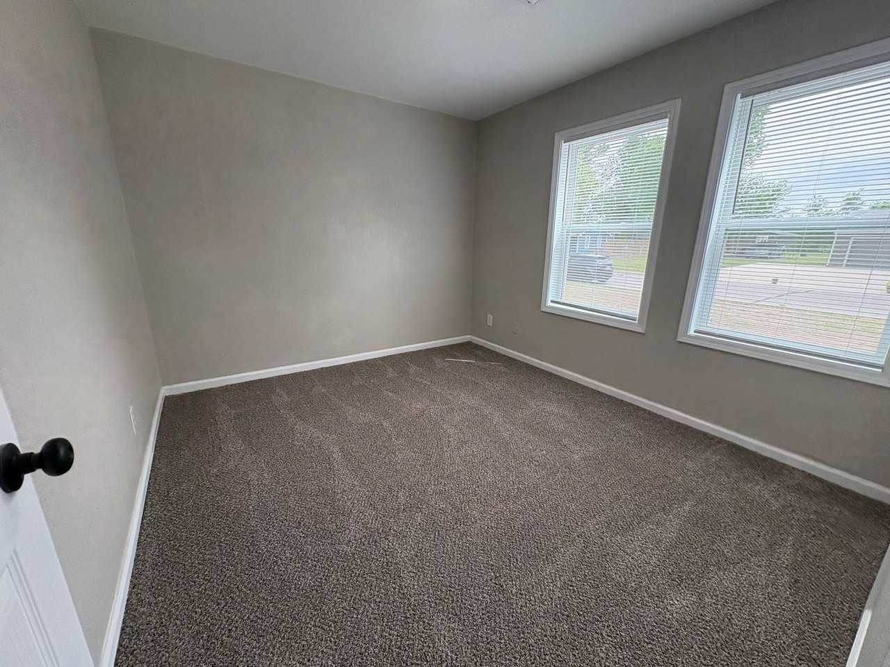 618 W 51st St S - Photo 4 of 17