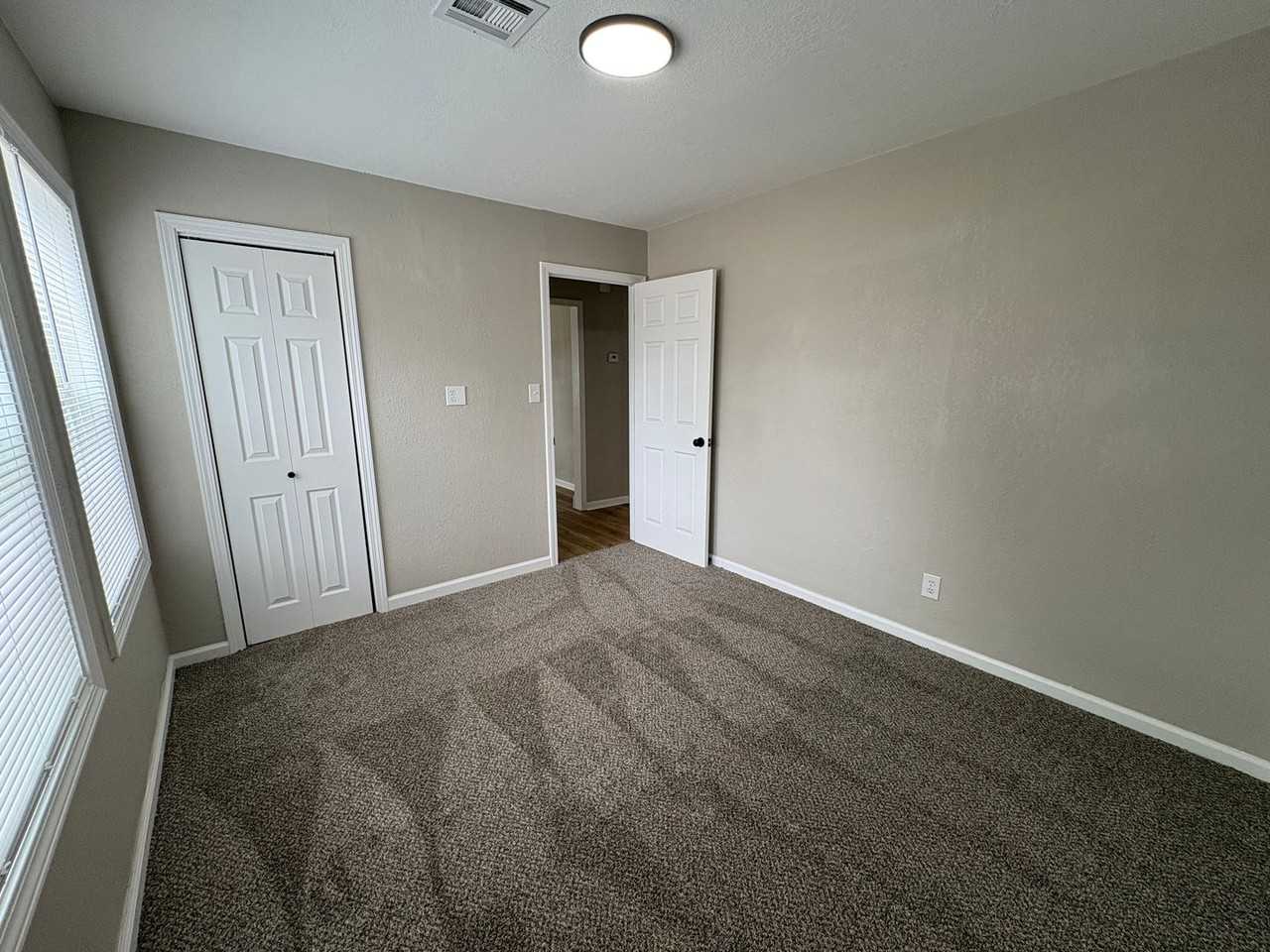 618 W 51st St S - Photo 5 of 17