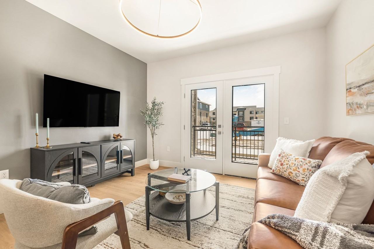 Lincoln Crossing Apts - Photo 2 of 20