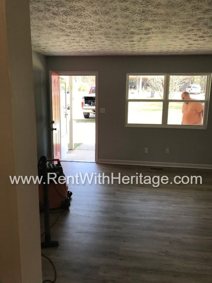 1705 Nutmeg St - Photo 4 of 21