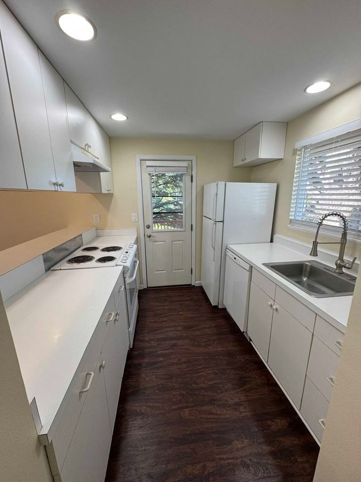 920 Klaskanine Ave - Photo 5 of 11