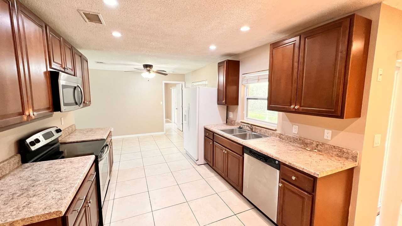 1407 Prestwick Ct - Photo 6 of 36