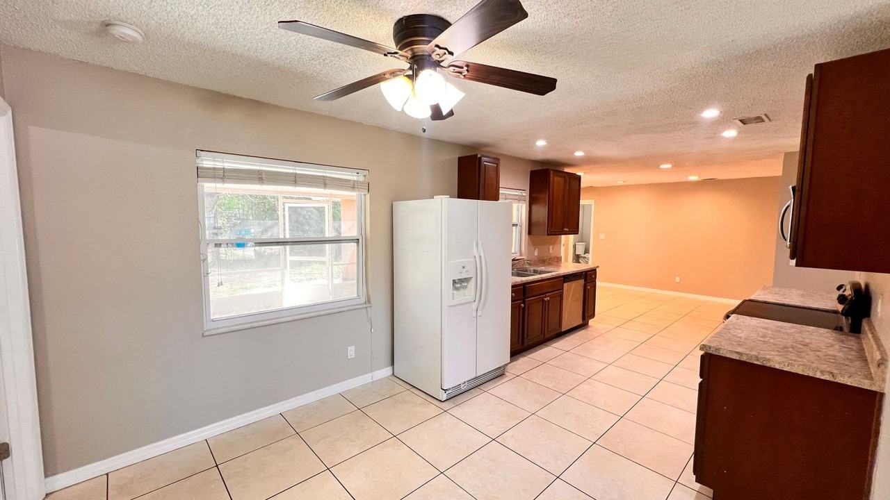 1407 Prestwick Ct - Photo 7 of 36