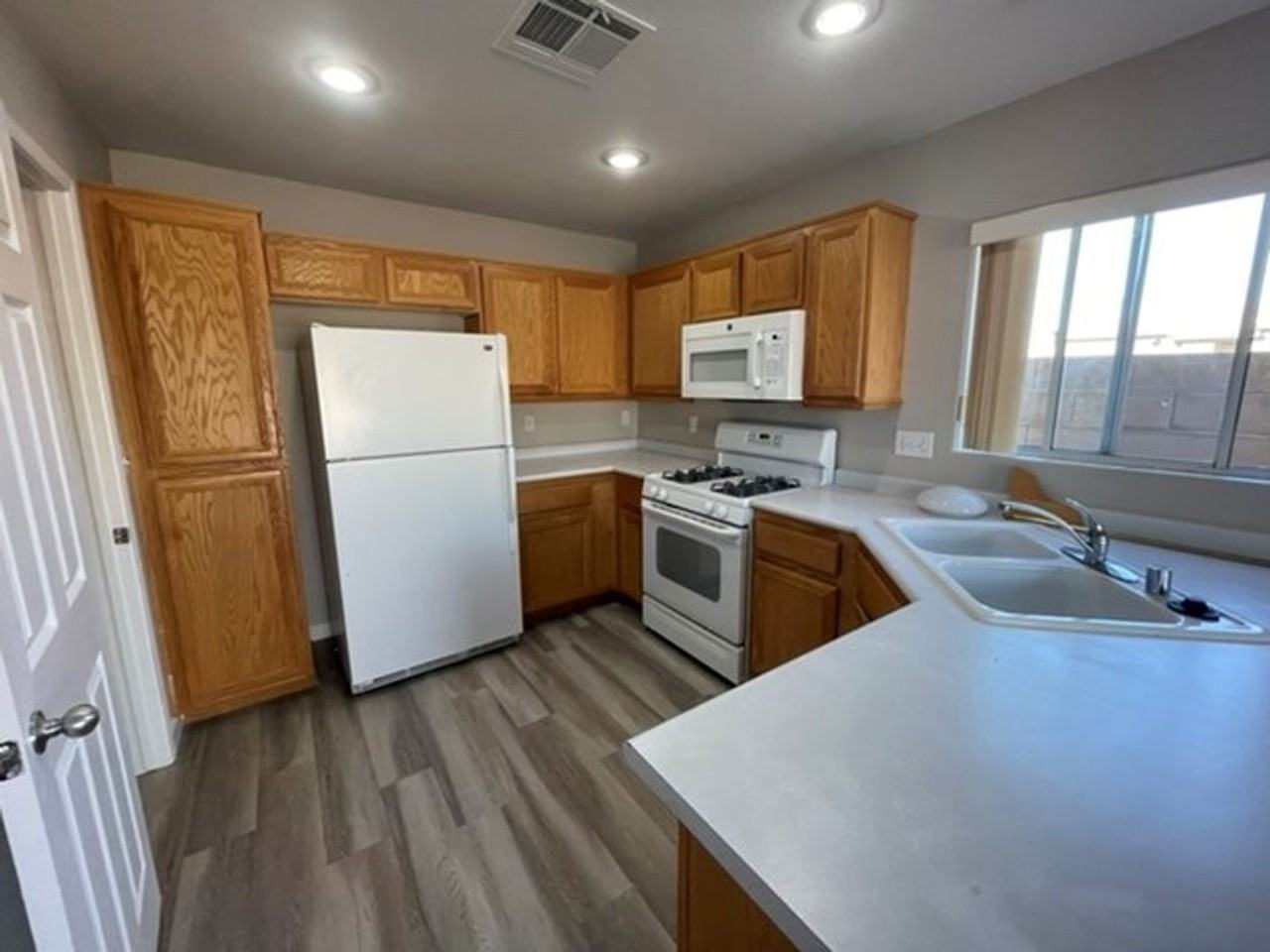 6456 Muldoon Ct - Photo 3 of 6