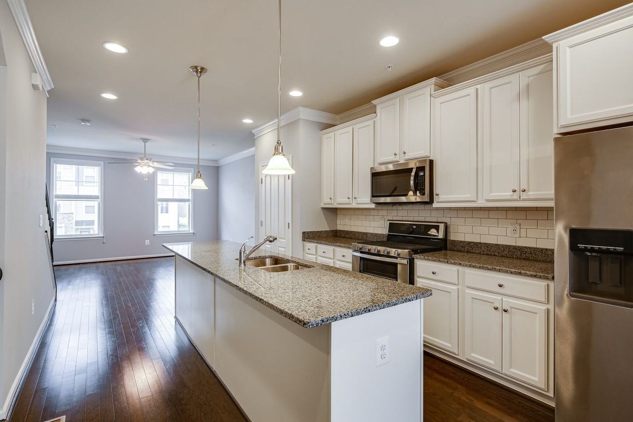 833 Jarrett Ln - Photo 3 of 22