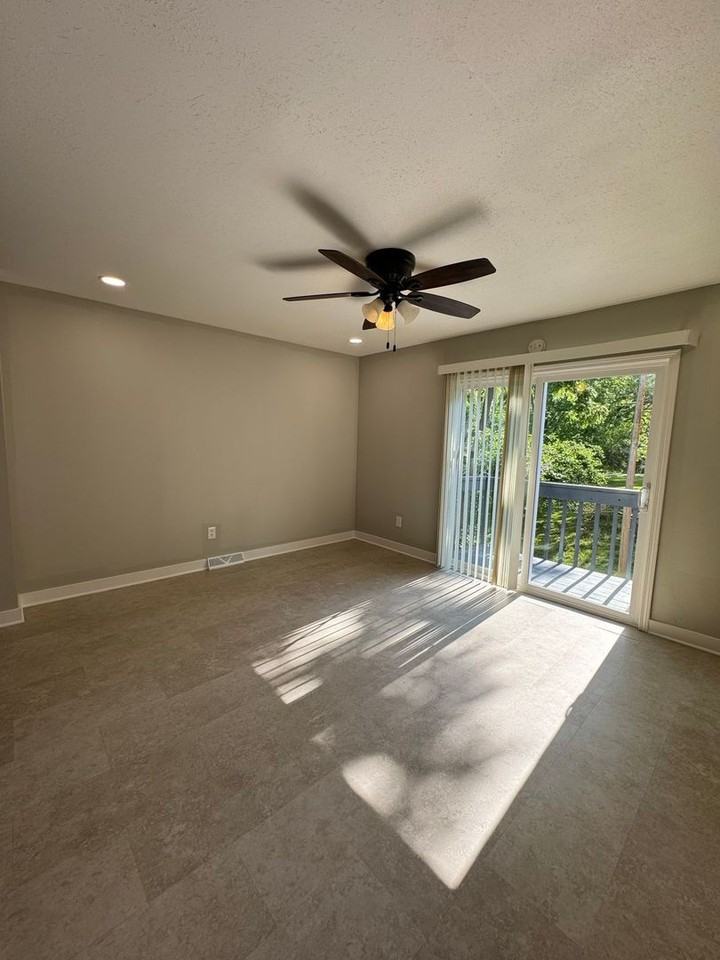 1112 E South Ave - Photo 2 of 13