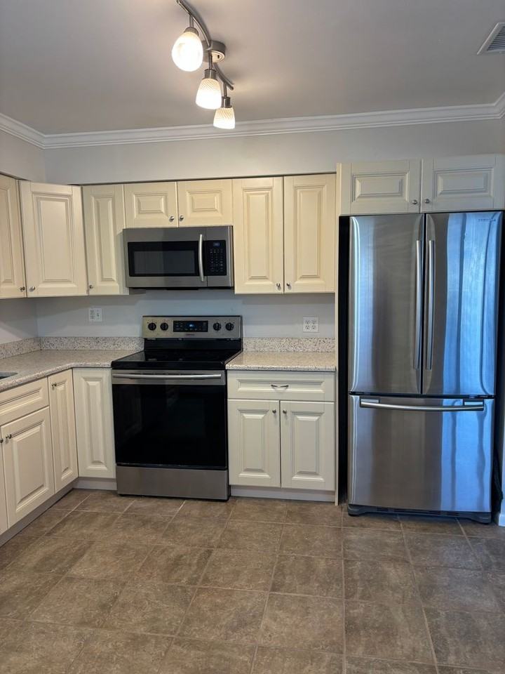 2921 Bentley St - Photo 2 of 13