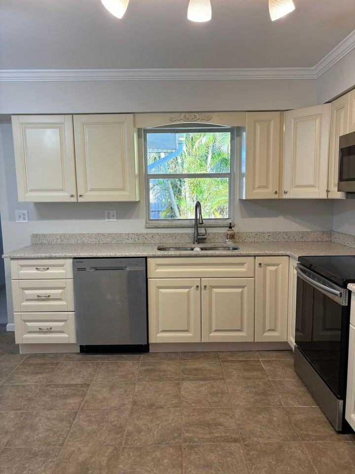 2921 Bentley St - Photo 3 of 13