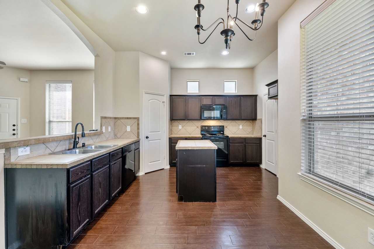 341 Orbit Dr - Photo 6 of 29