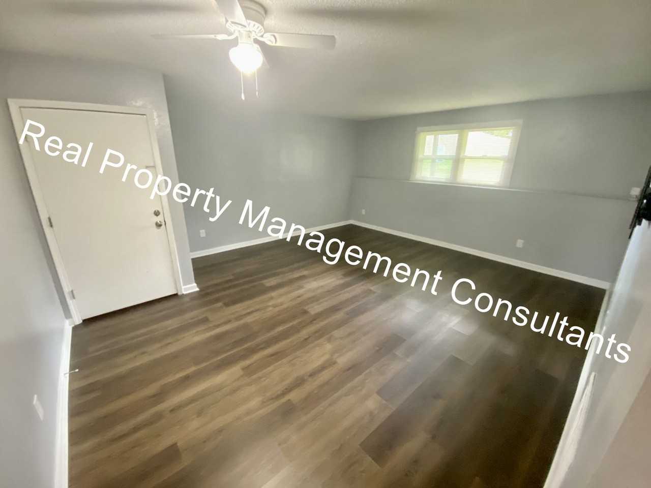 704 Ne Ball Dr #C - Photo 2 of 13