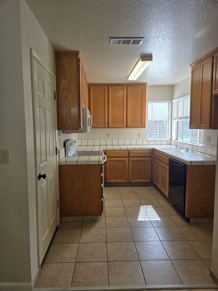 348 Leffler Pl - Photo 3 of 9